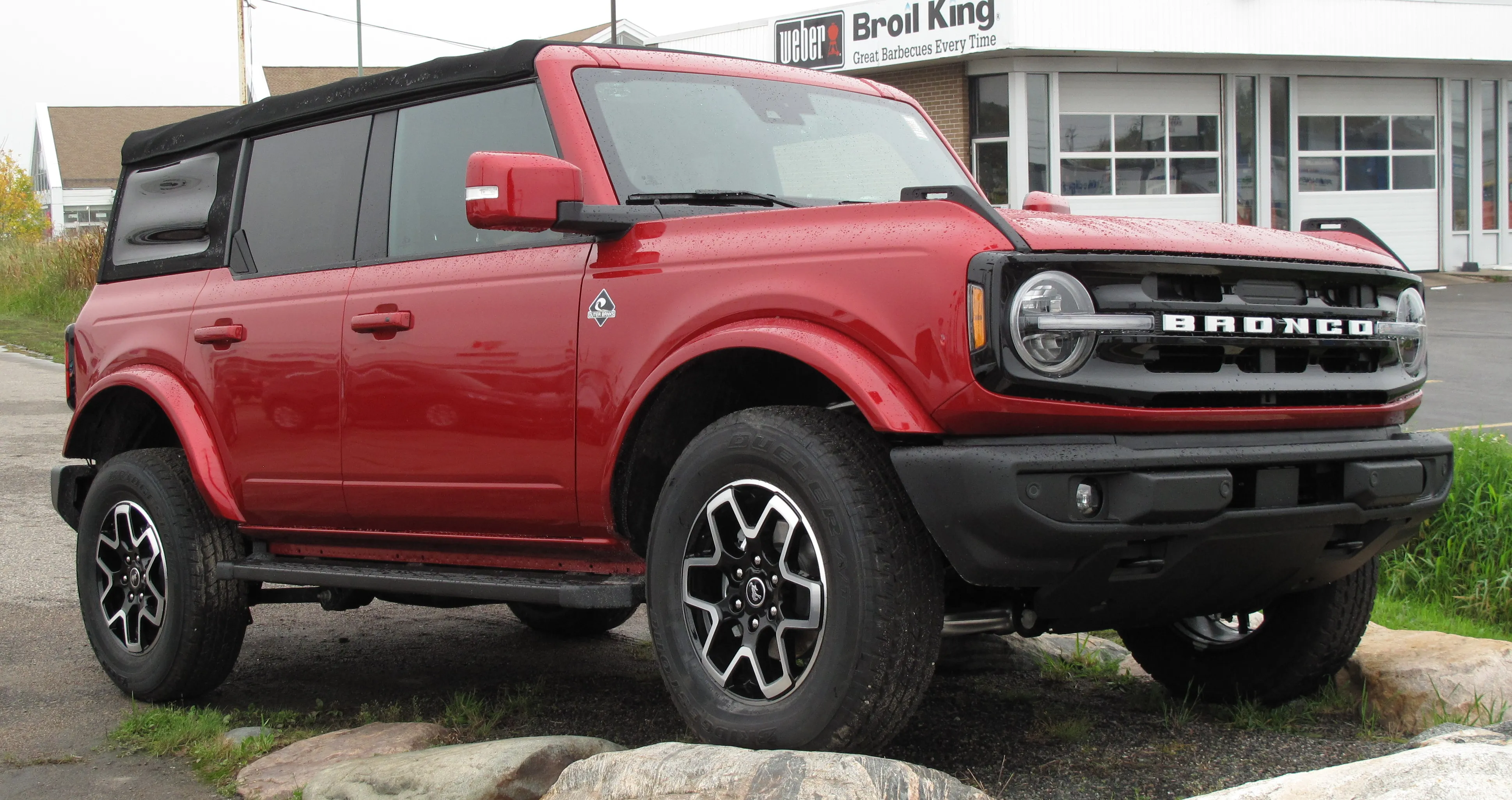 Sixth-generation Ford Bronco Outer Banks, front three-quarter view