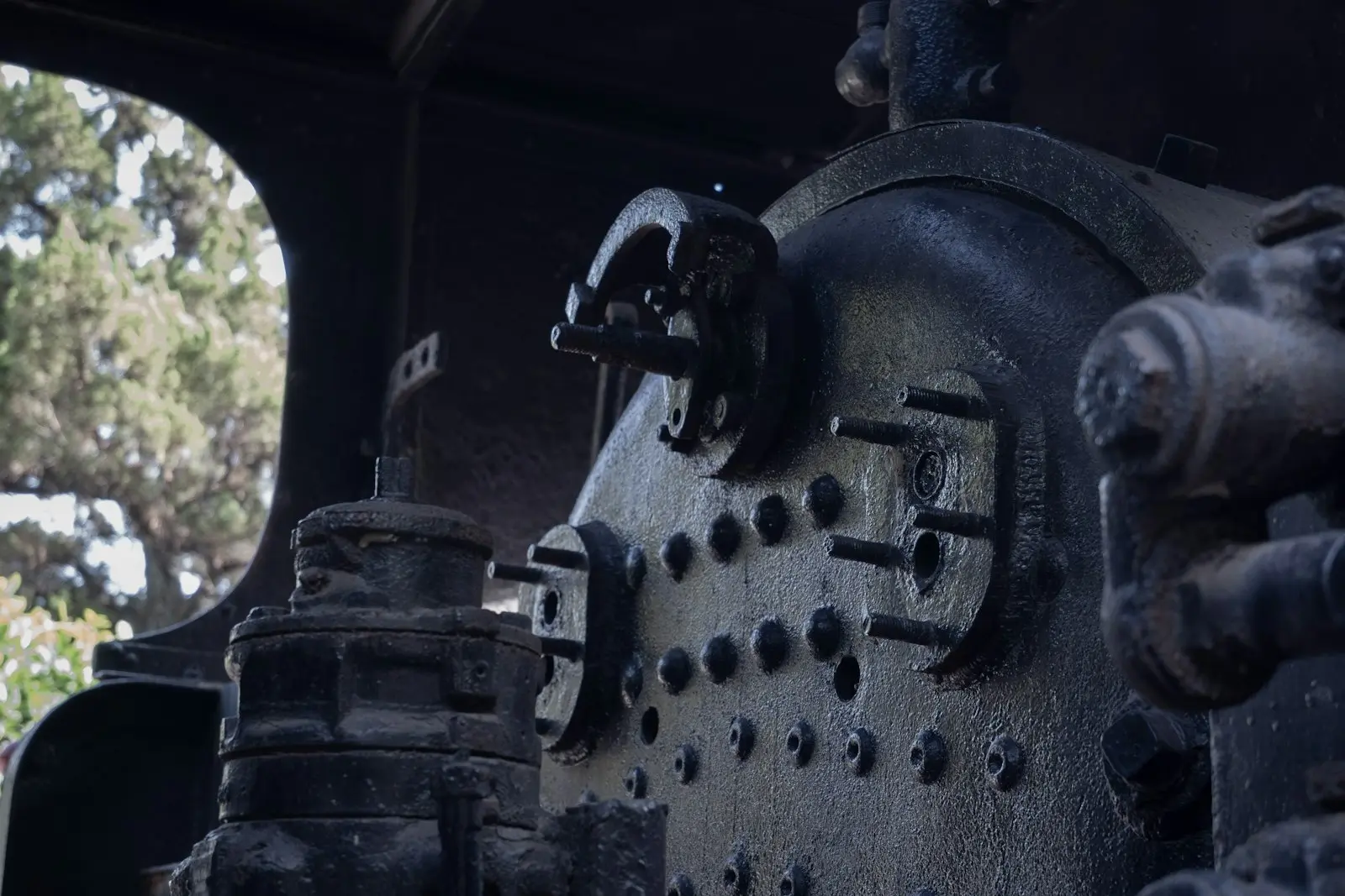 Locomotive front close-up — the chord-horn assembly the K5LA is mounted on across 90%+ of US freight fleets