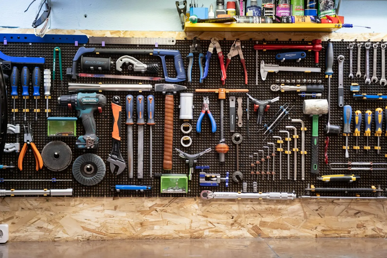 A bunch of tools hanging up on a wall