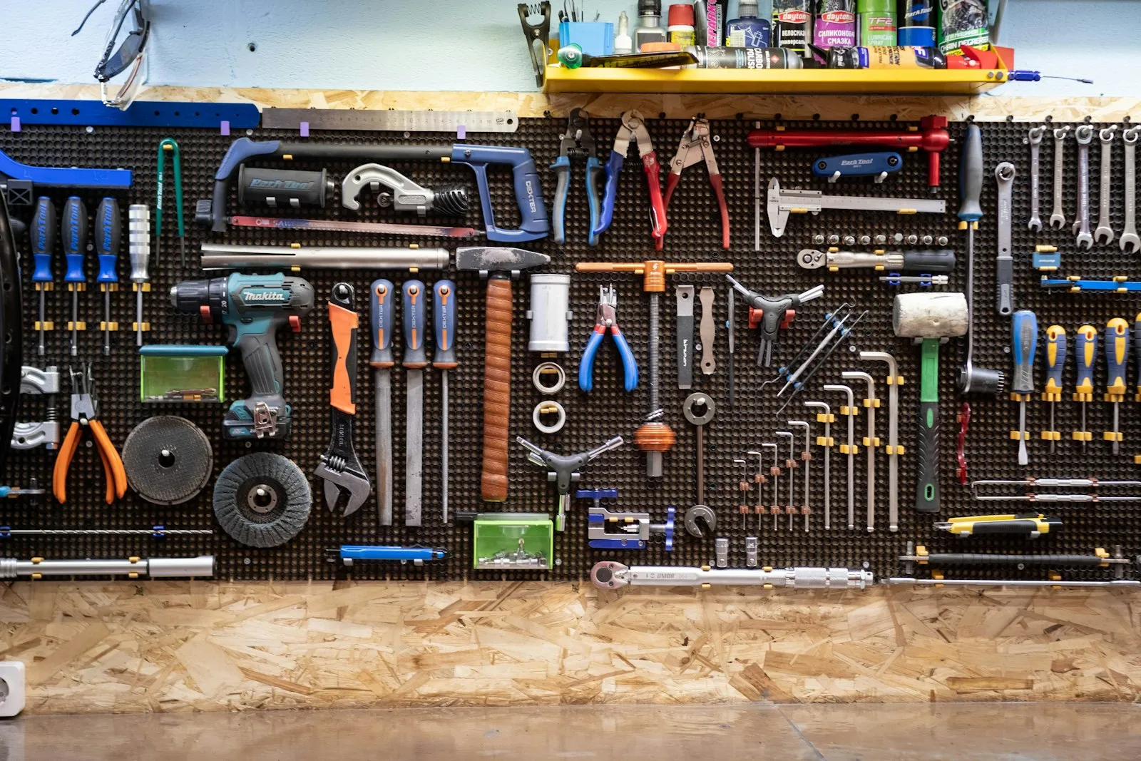 A bunch of tools hanging up on a wall
