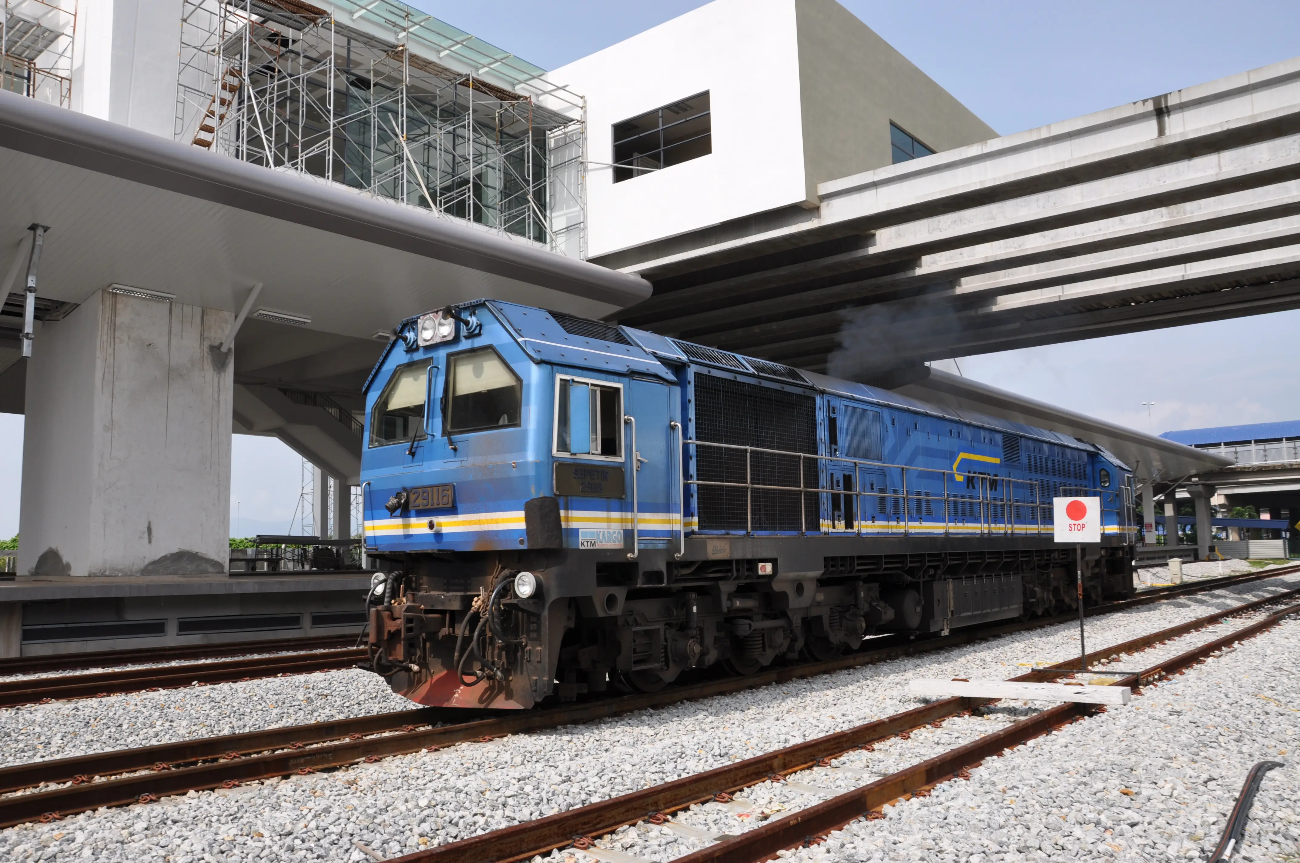Diesel locomotive on the rails, the kind of road power a Leslie Supertyfon horn is built for