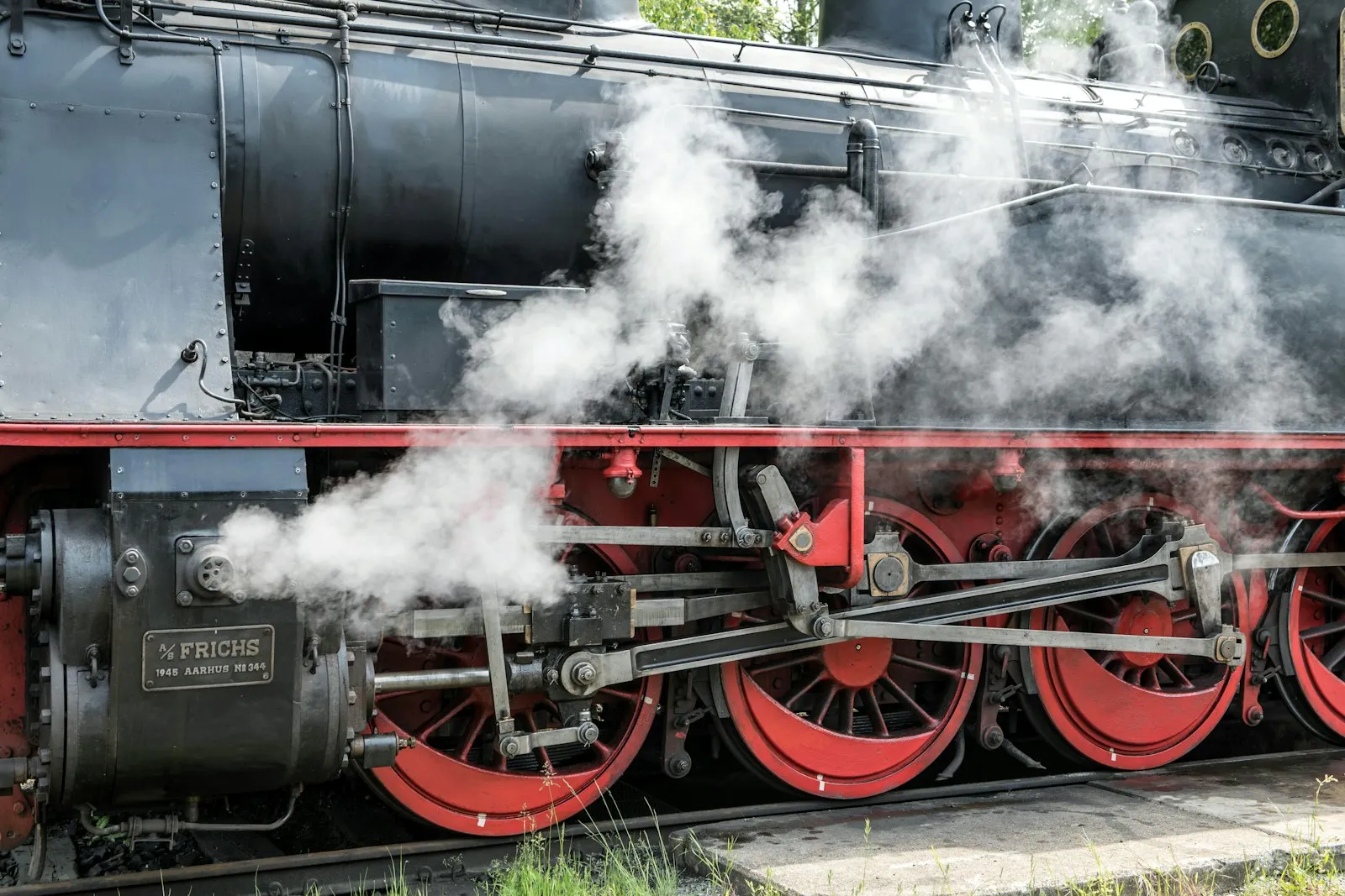 Steam-era locomotive on the rails — the boiler-driven whistle that preceded the modern chord horn