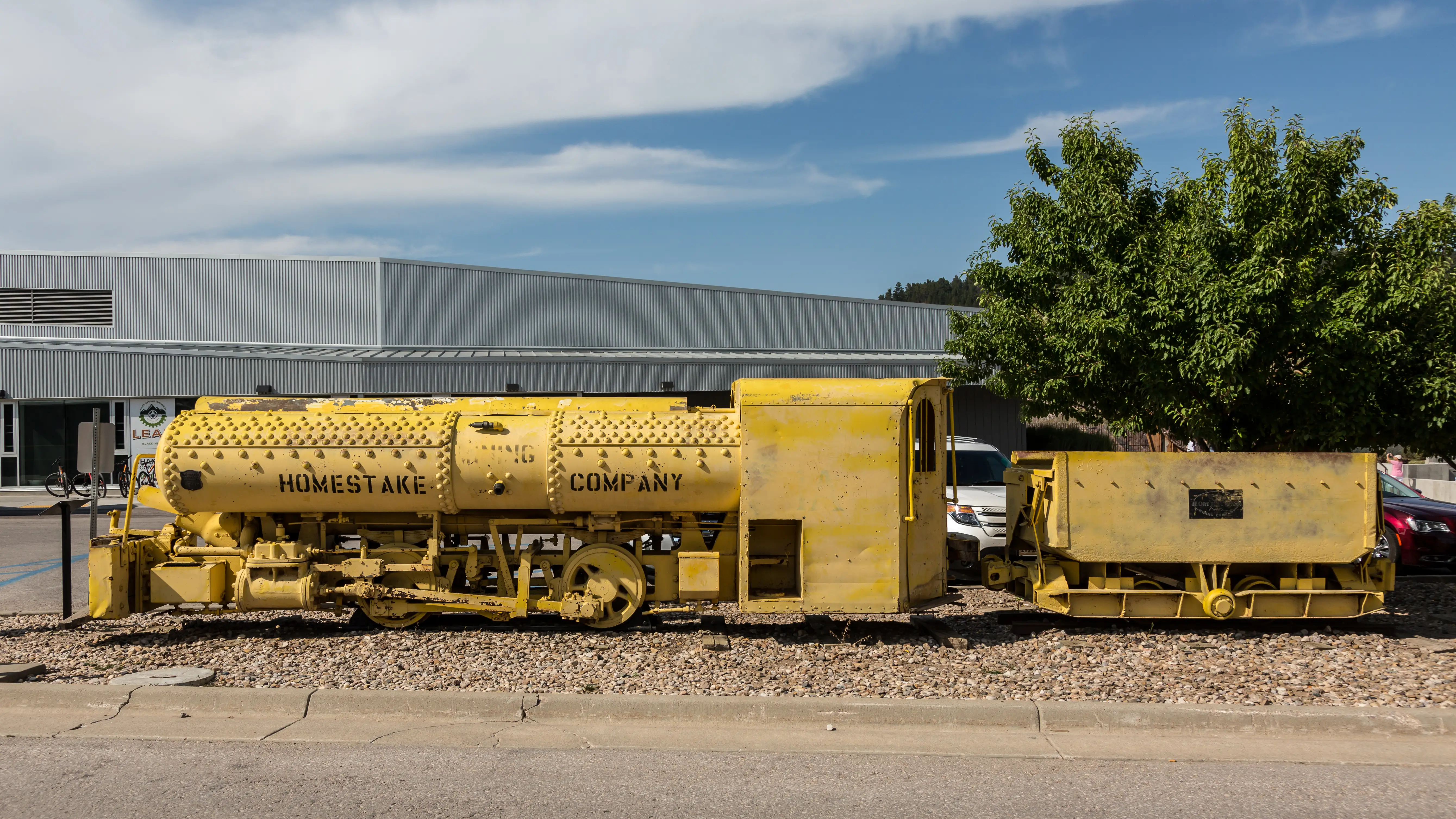 Preserved compressed-air locomotive with large onboard air tanks